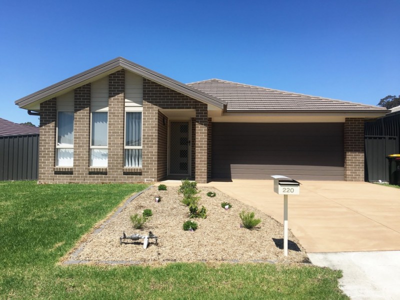 220 Johns Road, Wadalba NSW 2259