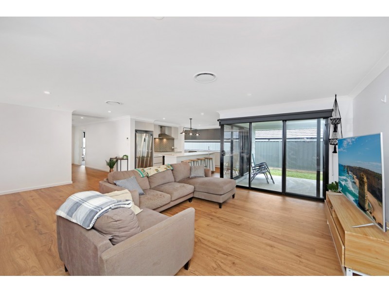 27 Rosemeadow Drive, Gwandalan NSW 2259