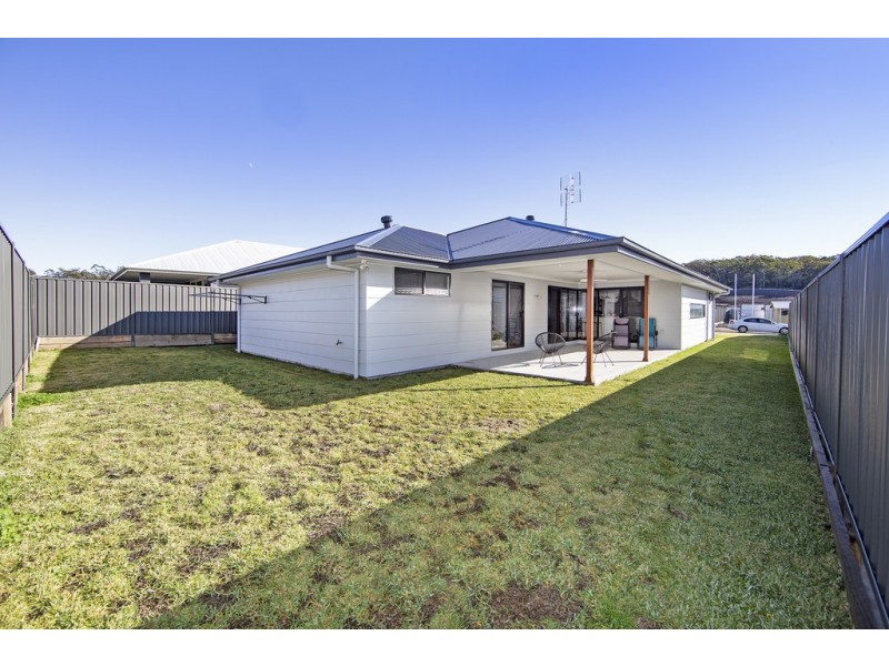 27 Rosemeadow Drive, Gwandalan NSW 2259