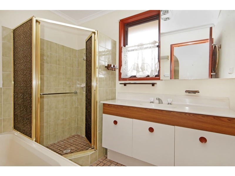 1 Gilbert Avenue, Gorokan NSW 2263