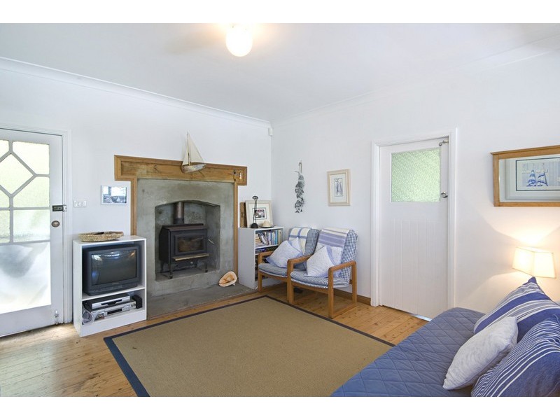 1 Hardys Bay Pde, Hardys Bay NSW 2257
