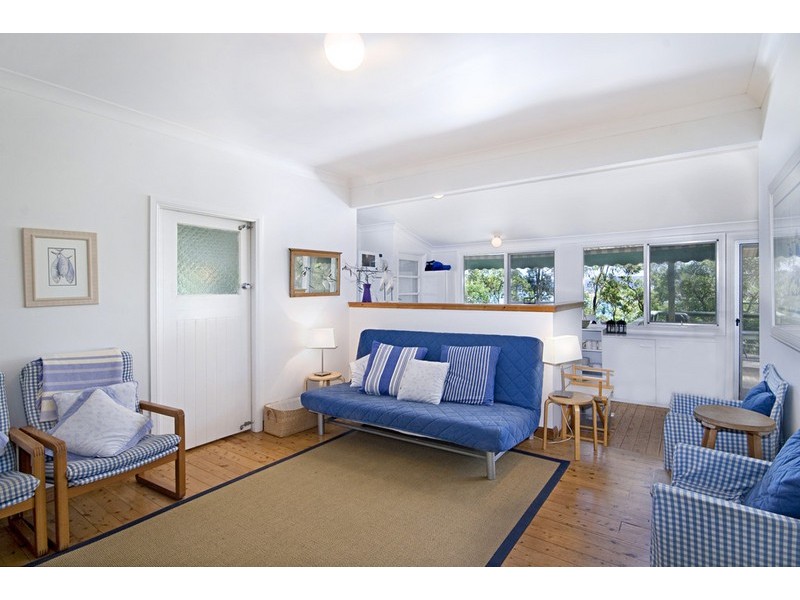 1 Hardys Bay Pde, Hardys Bay NSW 2257