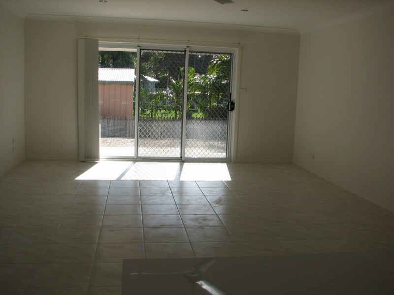 1/2  Tom Thumb Place, Yamba NSW 2464