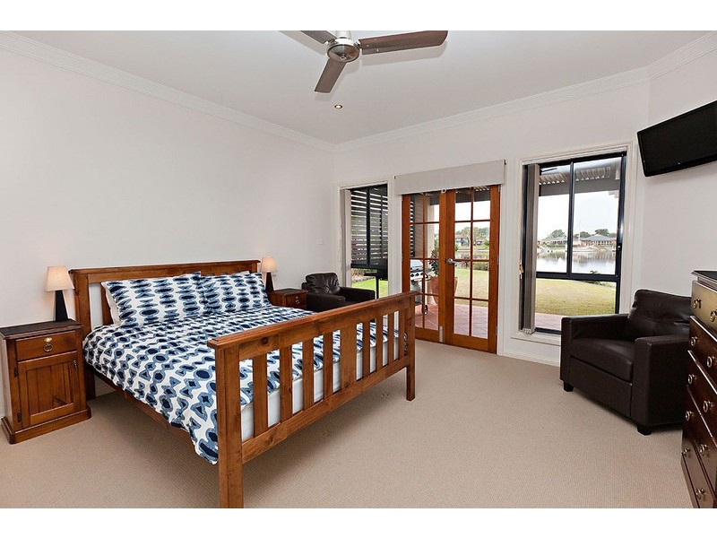 10 Edgewater Close, Yamba NSW 2464