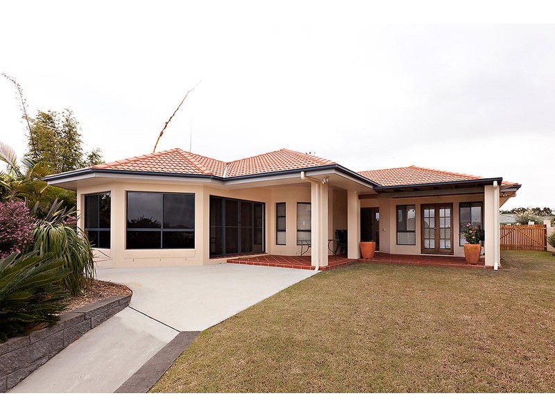 10 Edgewater Close, Yamba NSW 2464