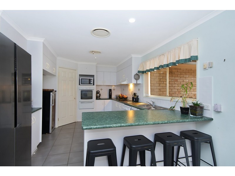 4 Edgewater Close, Yamba NSW 2464