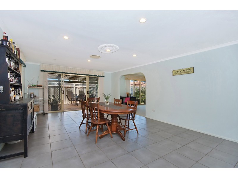 4 Edgewater Close, Yamba NSW 2464