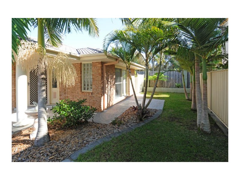 2/5 Edgewater Close, Yamba NSW 2464