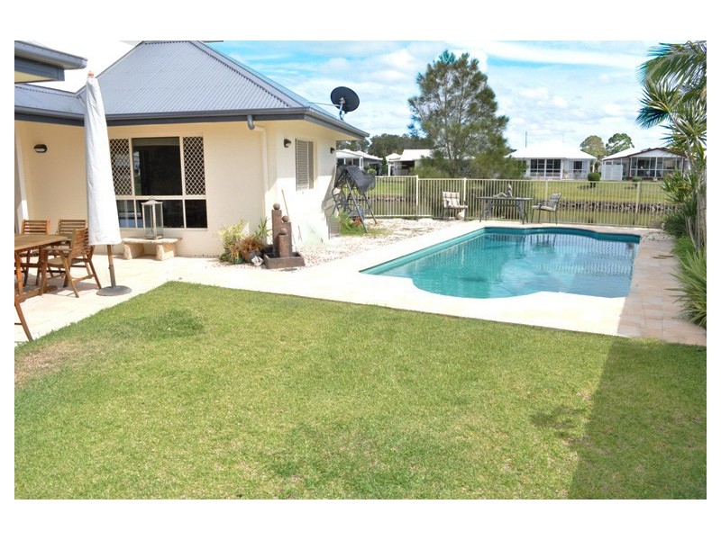 8 Newport Island Circuit, Yamba NSW 2464