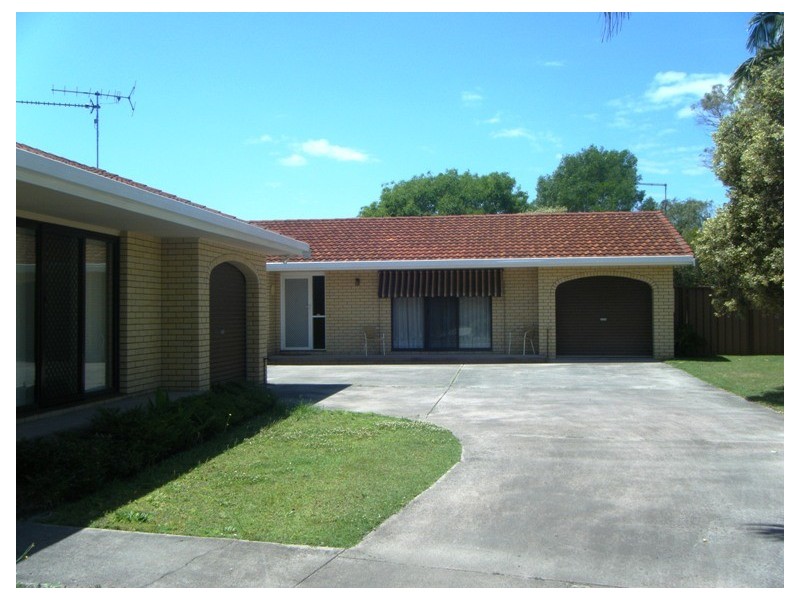 2/3 Melia Place, Yamba NSW 2464