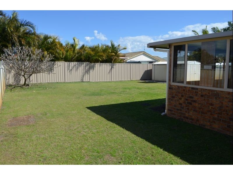 8 Kookaburra Ct, Yamba NSW 2464