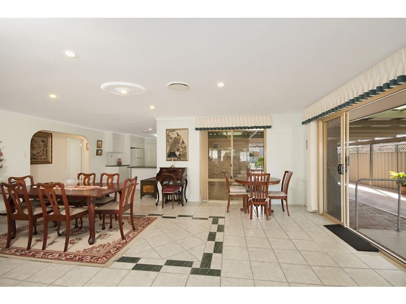4 Edgewater Close, Yamba NSW 2464
