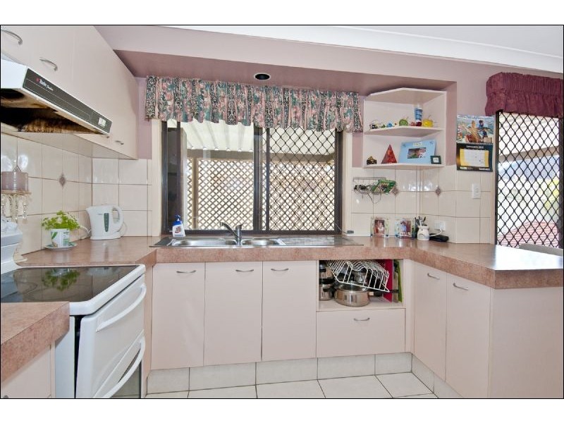 2 Iona Street, Edens Landing QLD 4207