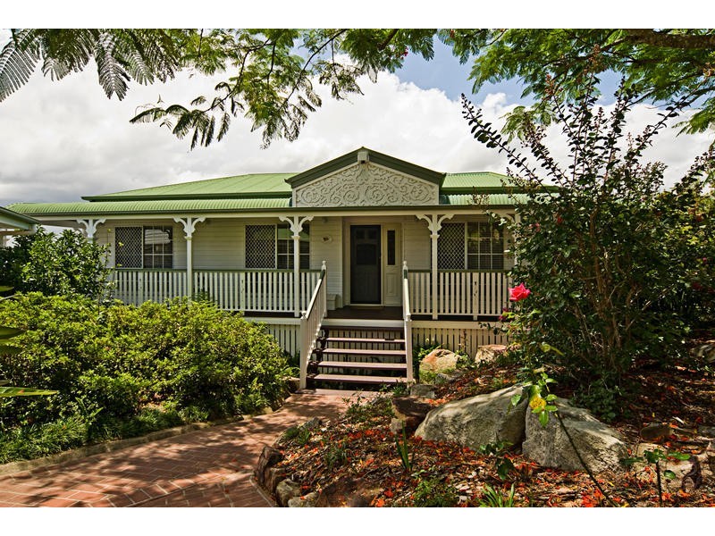 1 Valerie Close, Edens Landing QLD 4207