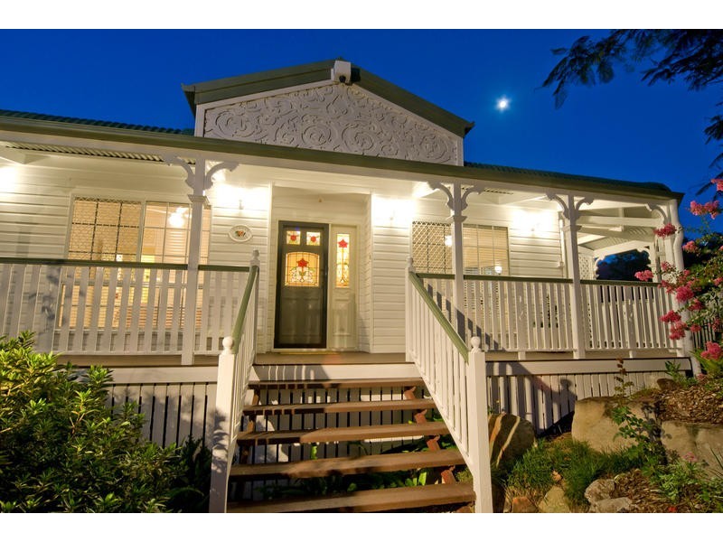 1 Valerie Close, Edens Landing QLD 4207