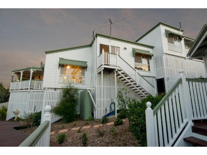 1 Valerie Close, Edens Landing QLD 4207