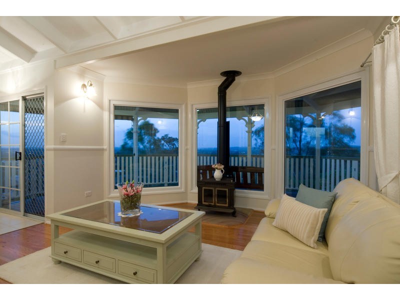 1 Valerie Close, Edens Landing QLD 4207