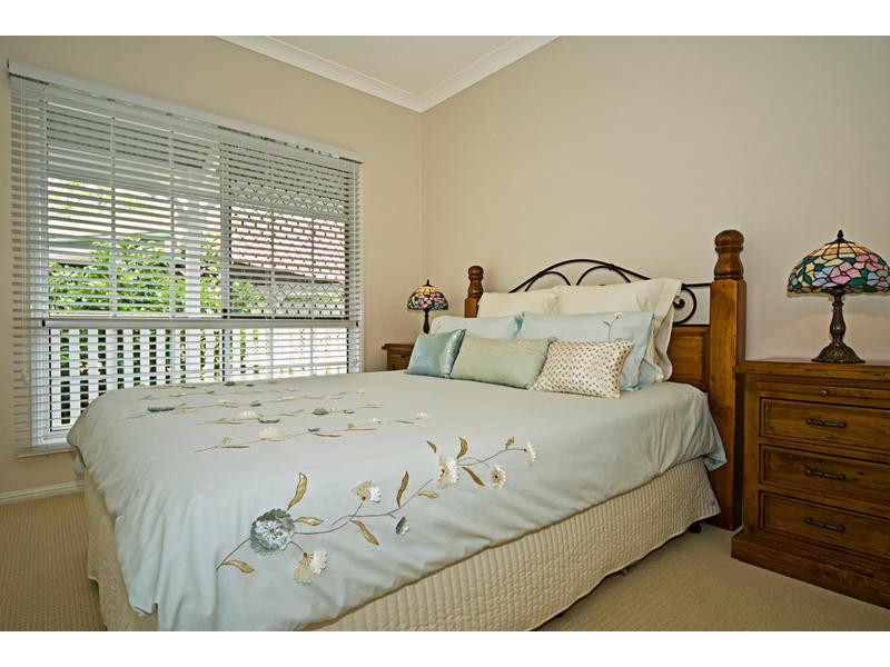 1 Valerie Close, Edens Landing QLD 4207