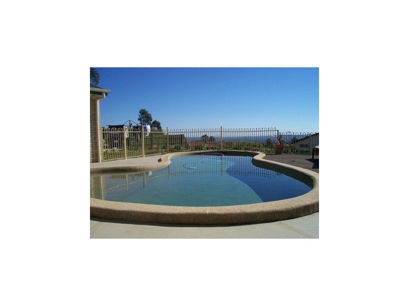 28 Hillside Crescent, Edens Landing QLD 4207