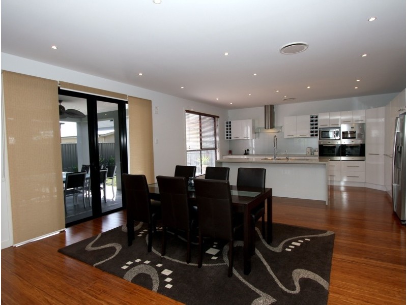 1 Ribbonwood St, Sunnybank Hills QLD 4109