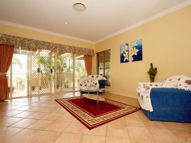 2 Michigan Crescent, Parkinson QLD 4115