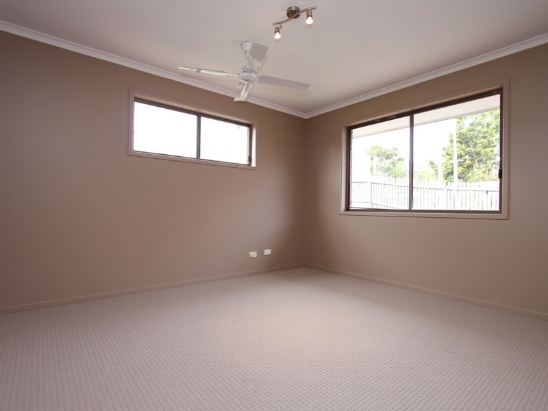 10 Conifer St, Hillcrest QLD 4118