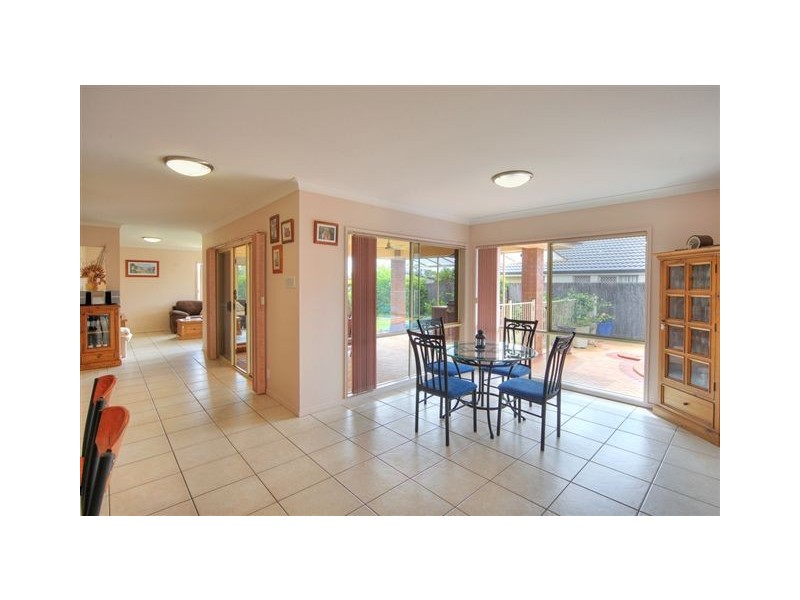 8 Watarrka Drive, Parkinson QLD 4115