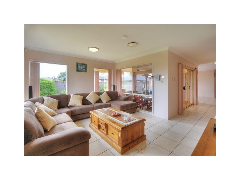 8 Watarrka Drive, Parkinson QLD 4115