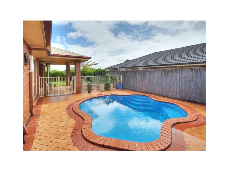 8 Watarrka Drive, Parkinson QLD 4115