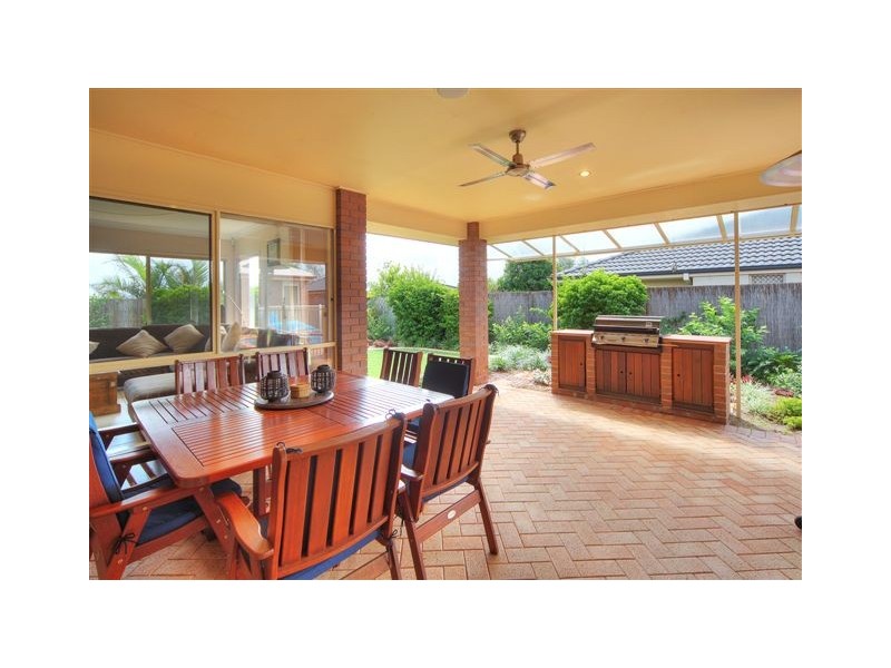 8 Watarrka Drive, Parkinson QLD 4115