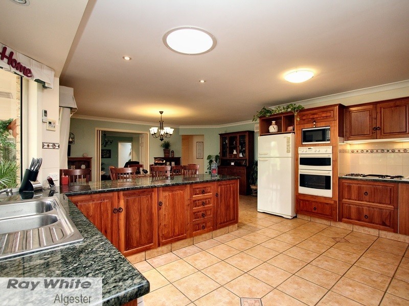 8 Torrens Place, Parkinson QLD 4115