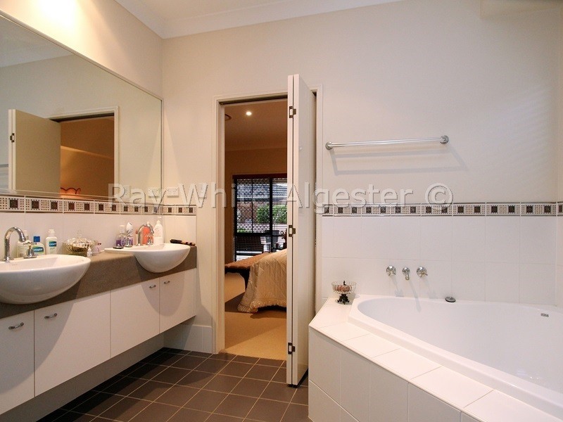 15 Watarrka Drive, Parkinson QLD 4115