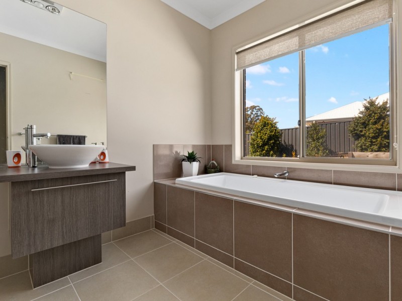 5 Lightwood Avenue, Seymour VIC 3660