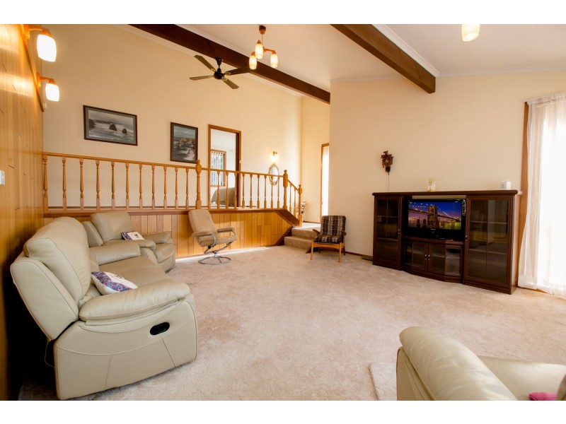 9 Priestley Crescent, Seymour VIC 3660