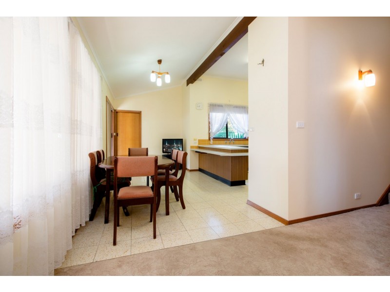 9 Priestley Crescent, Seymour VIC 3660