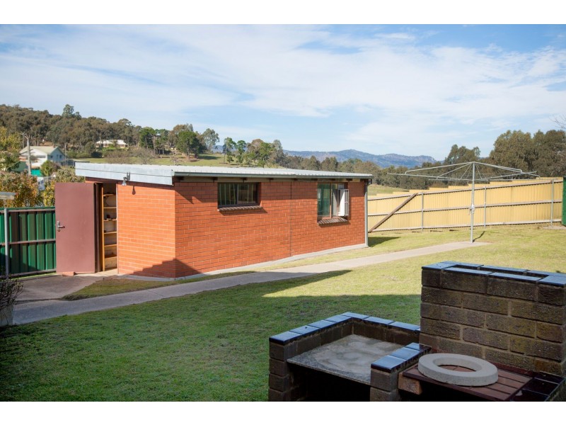 9 Priestley Crescent, Seymour VIC 3660