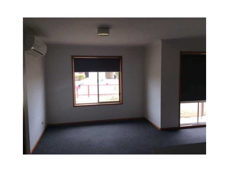 1/2 Parry St, Seymour VIC 3660