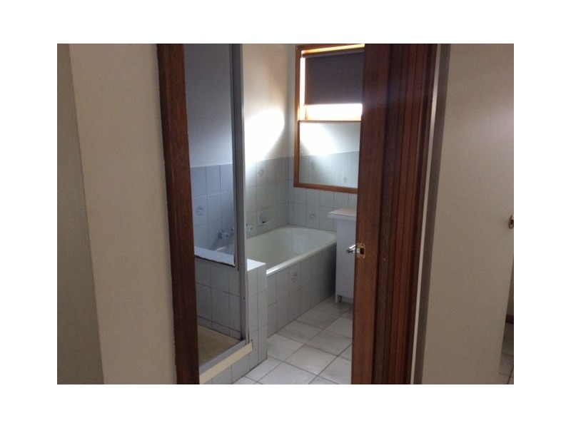 1/2 Parry St, Seymour VIC 3660