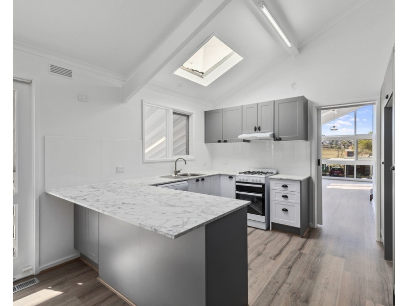 10 Priestley Crescent, Seymour VIC 3660