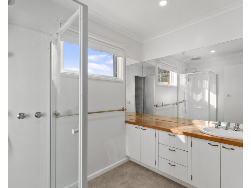 10 Priestley Crescent, Seymour VIC 3660