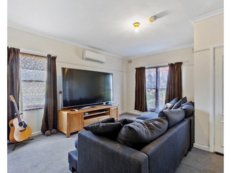 42 Chisholm Crescent, Seymour VIC 3660