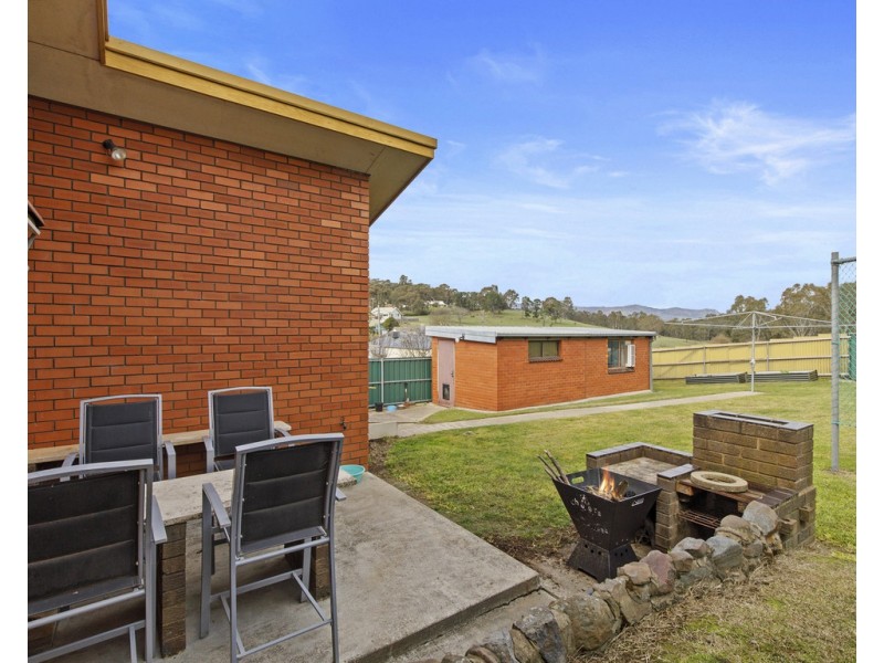 9 Priestley Crescent, Seymour VIC 3660