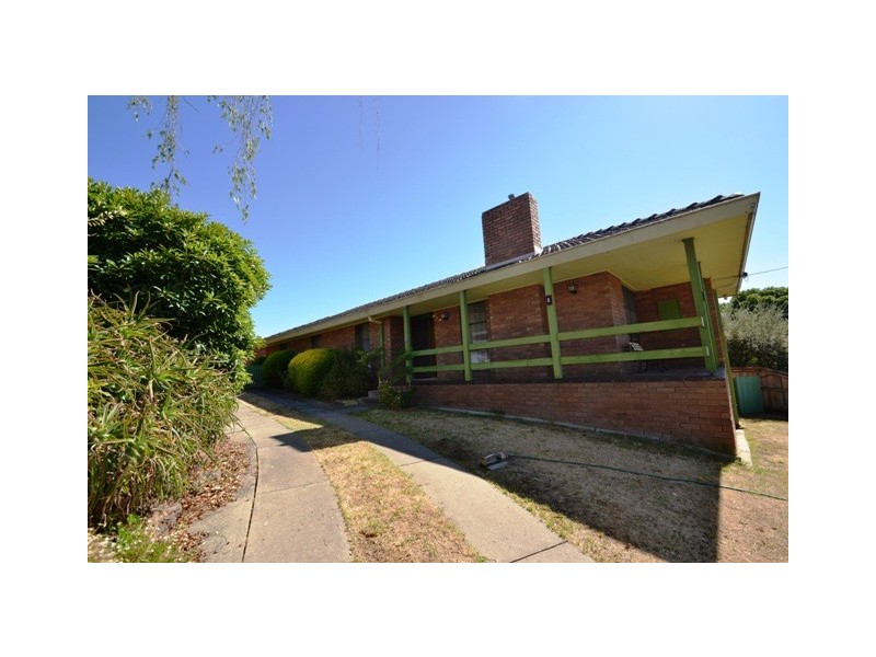 8 Priestley Crescent, Seymour VIC 3660