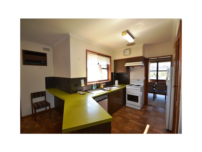 8 Priestley Crescent, Seymour VIC 3660