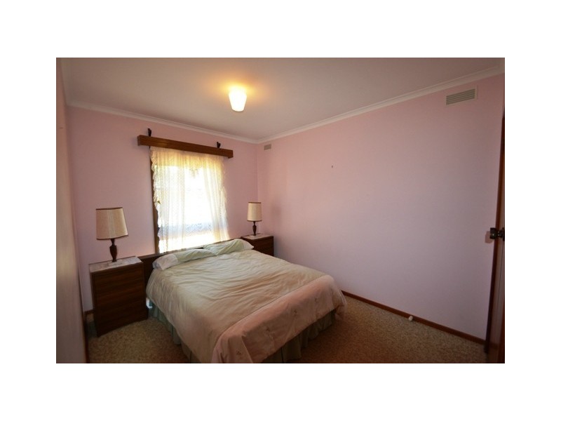 8 Priestley Crescent, Seymour VIC 3660