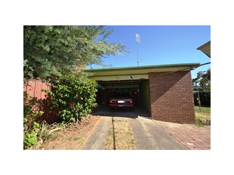 8 Priestley Crescent, Seymour VIC 3660