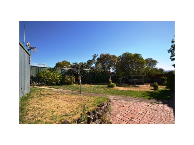 8 Priestley Crescent, Seymour VIC 3660