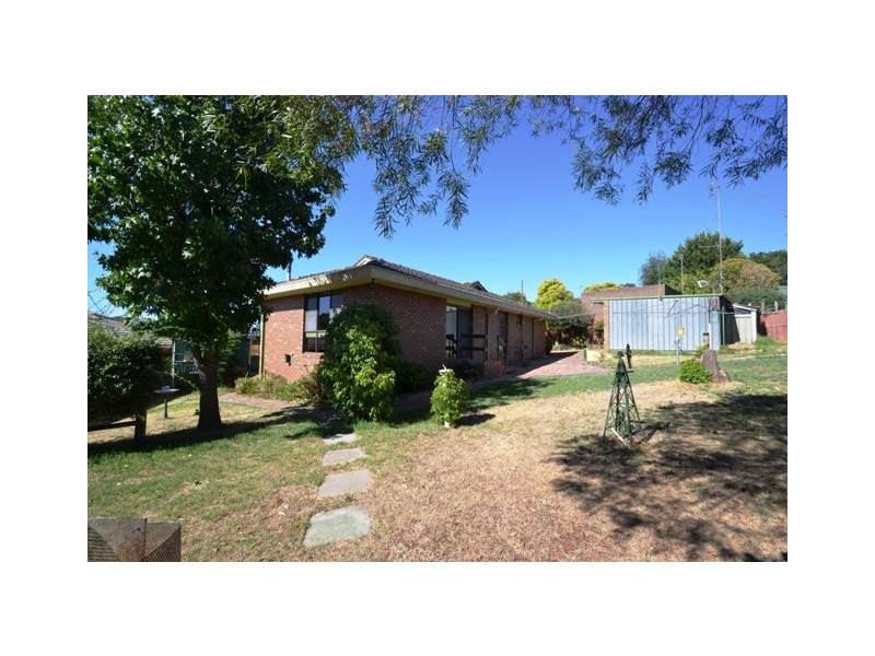 8 Priestley Crescent, Seymour VIC 3660