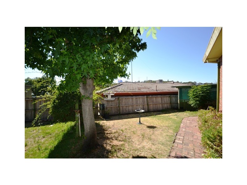 8 Priestley Crescent, Seymour VIC 3660