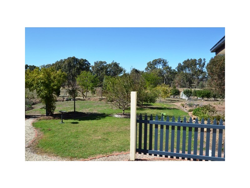 20 East West Hall Lane, Seymour VIC 3660